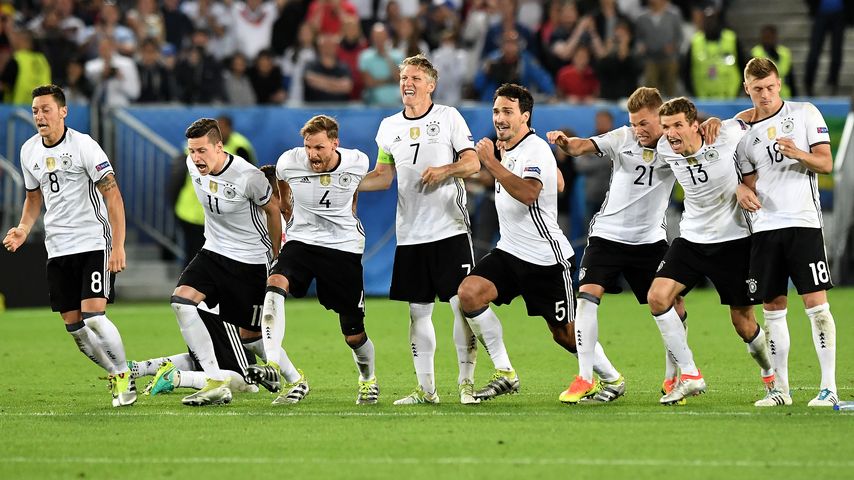 Die DFB-Kicker nach dem Einzug ins Halbfinale gegen Italien bei der EM 2016