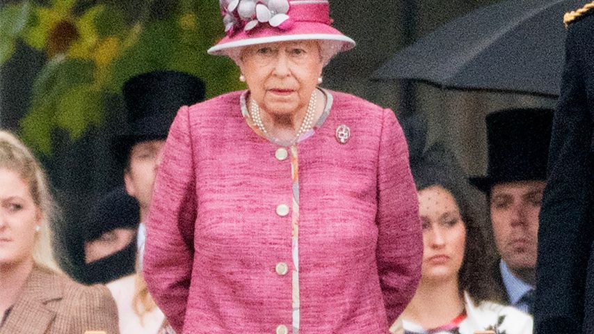 Die Queen bei einer Parade in London