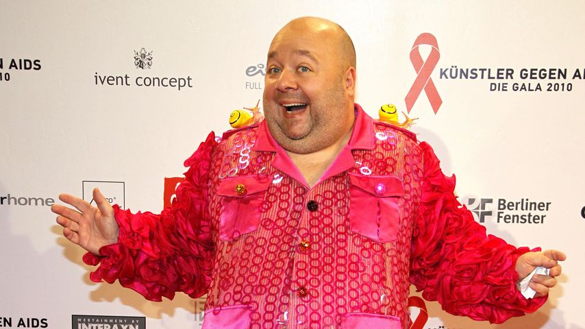 Dirk Bach auf dem roten Teppich bei "Künstler gegen AIDS" 2010