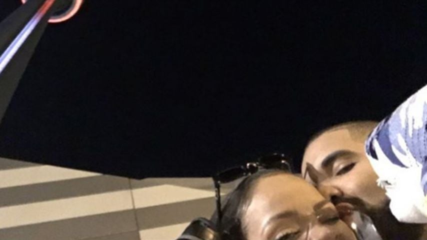 Drake und Rihanna mit einem kleinen Plüschhai