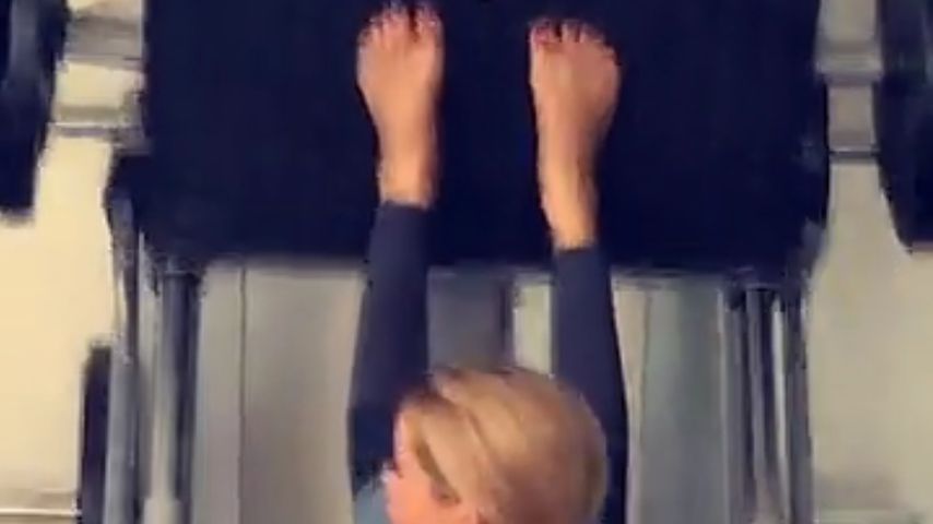 Eine junge Dame in einem Ausschnitt aus Bastian Yottas Snapchat-Video