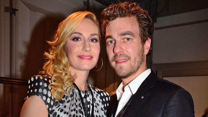 https://content2.promiflash.de/article-images/video_480/elna-margret-und-carl-ferdinand-zu-bentheim-und-steinfurt-laecheln.jpg
