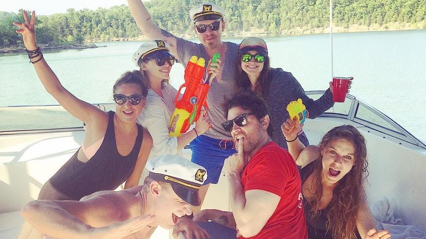 Emilia Clarke & Johnny Knoxville mit Freunden auf einem Boot