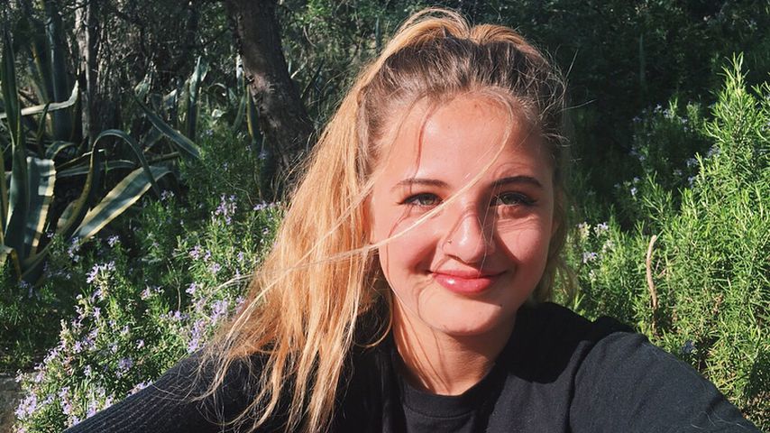 Emma Schweiger grinst in Spanien