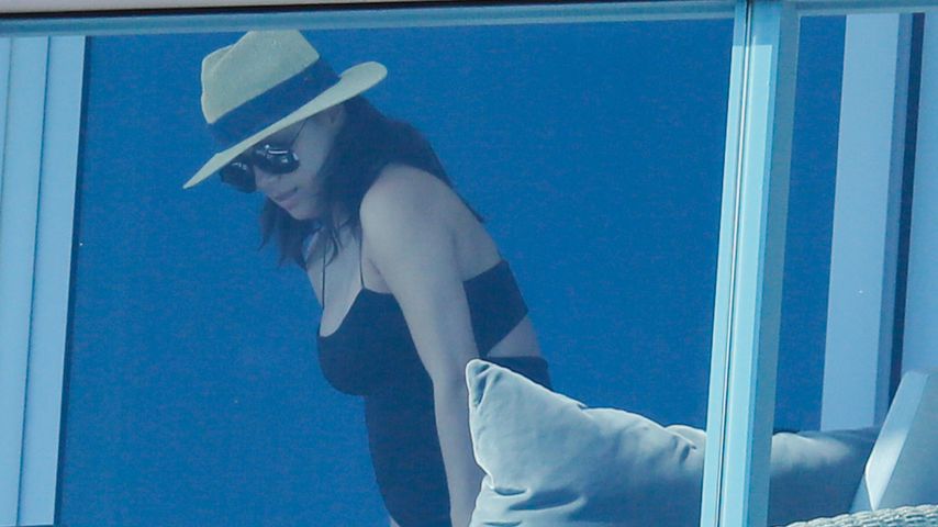 https://content2.promiflash.de/article-images/video_480/eva-longoria-mit-babykugel-auf-dem-balkon-4.jpg