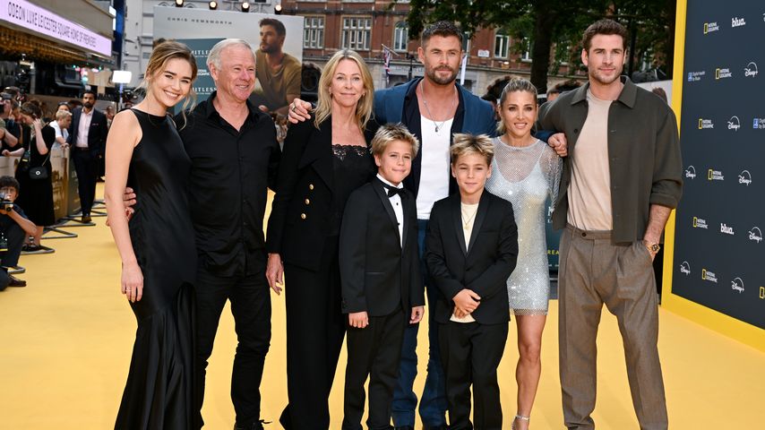 Chris und Liam Hemsworth mit ihren Partnerinnen und Eltern, Juli 2025