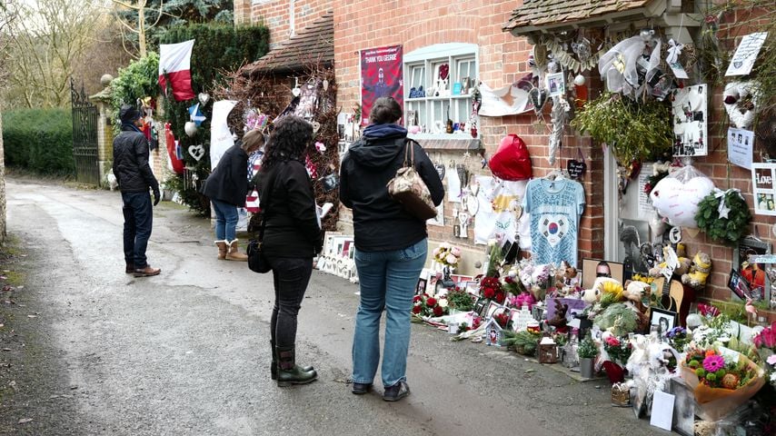 Fans trauern vor George Michaels Anwesen in Goring, Berkshire