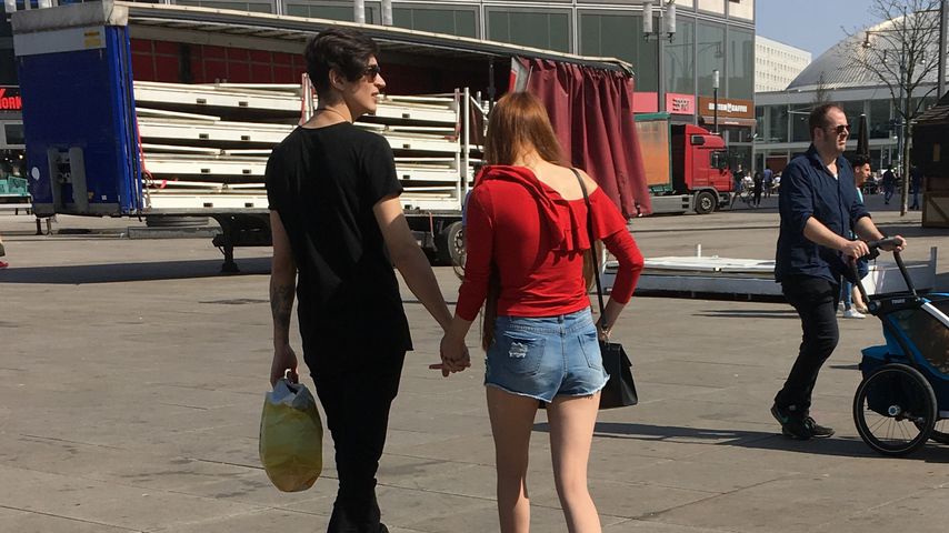 Felipe Simon und GNTM-Klaudia am Alexanderplatz