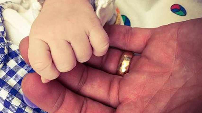 Gil Ofarim zeigt die Hand seiner Tochter Anouk