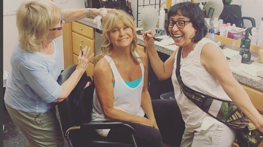 Schauspielerin Goldie Hawn (m.) und ihr Make-up-Team