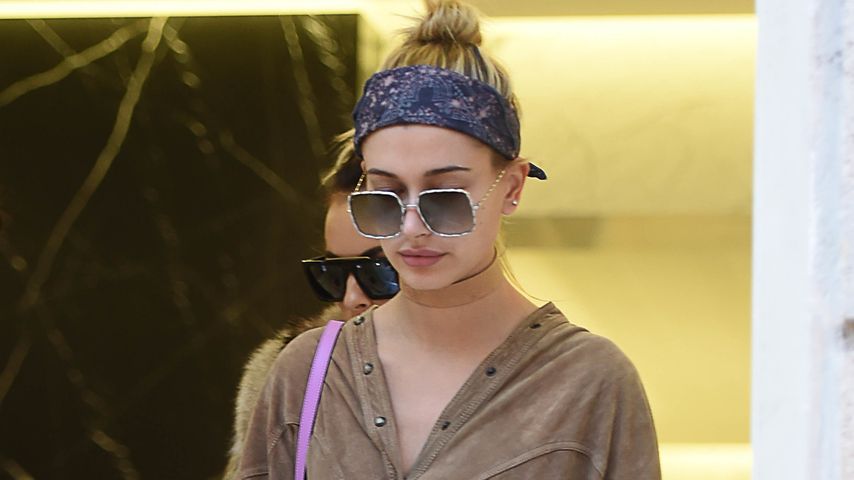 Hailey Baldwin während der Fashion Week in Paris