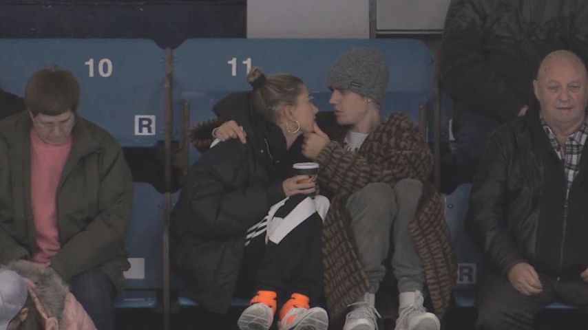 Kuscheliges Spiel: Hailey & Justin turteln beim Eishockey!