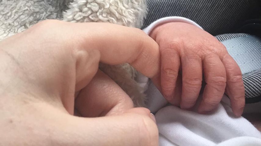 Hand von Amy Childs' Baby-Tochter