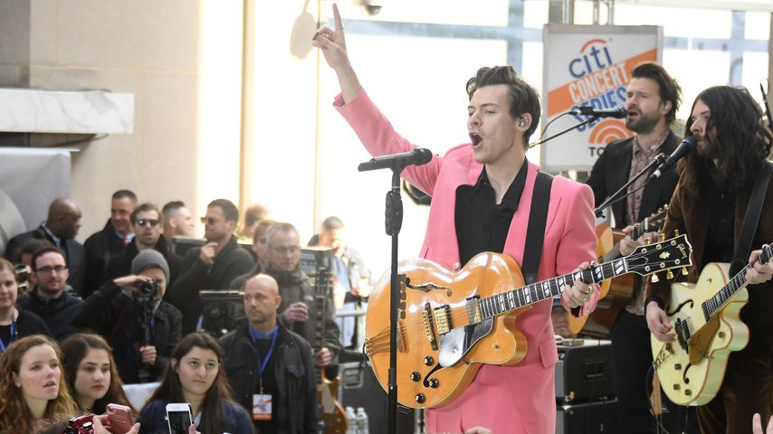 In Schweinchen-Rosa: DAS soll 1D-Star Harry Styles sein?