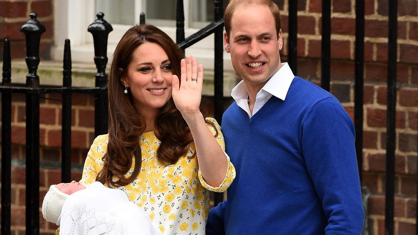 Herzogin Kate und Prinz William mit Prinzessin Charlotte vor dem Lindo Wing