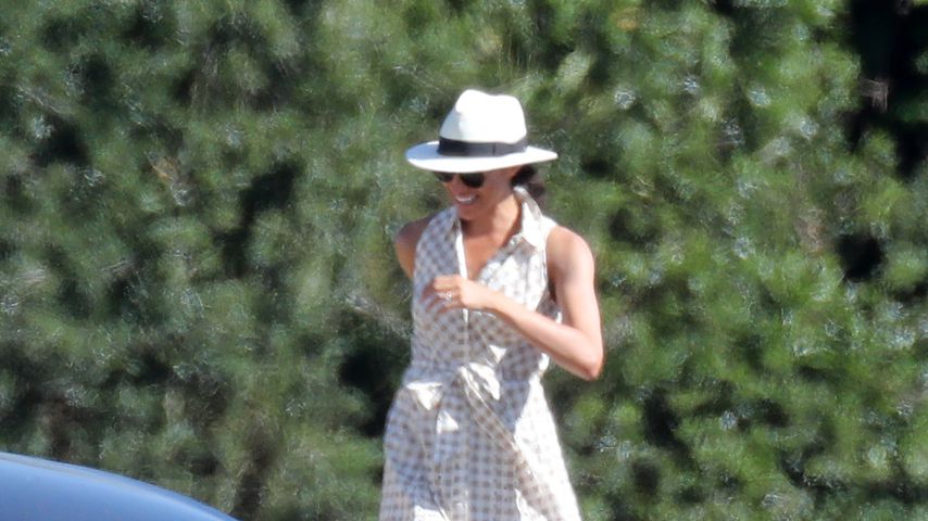 Strohhut & Sandalen: Herzogin Meghan strahlt im Lässig-Look