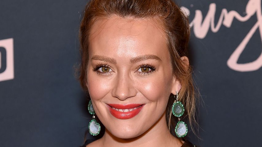 Mit Schluckauf! Hilary Duff filmt Baby Banks zum ersten Mal
