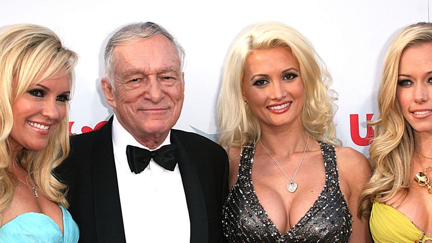 Hugh Hefner (m.) und die "Girls of the Playboy Mansion"