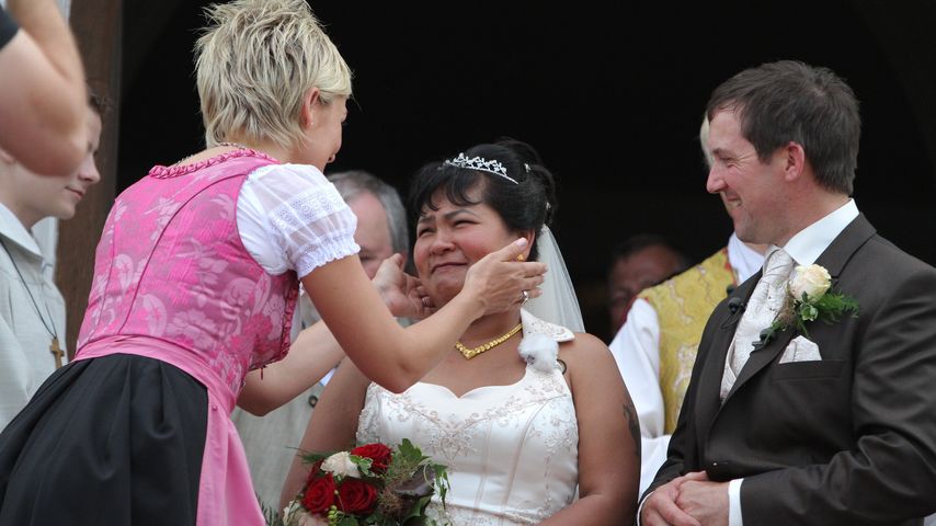Inka Bause, Narumol und Bauer Josef bei der Hochzeit des BF-Paares