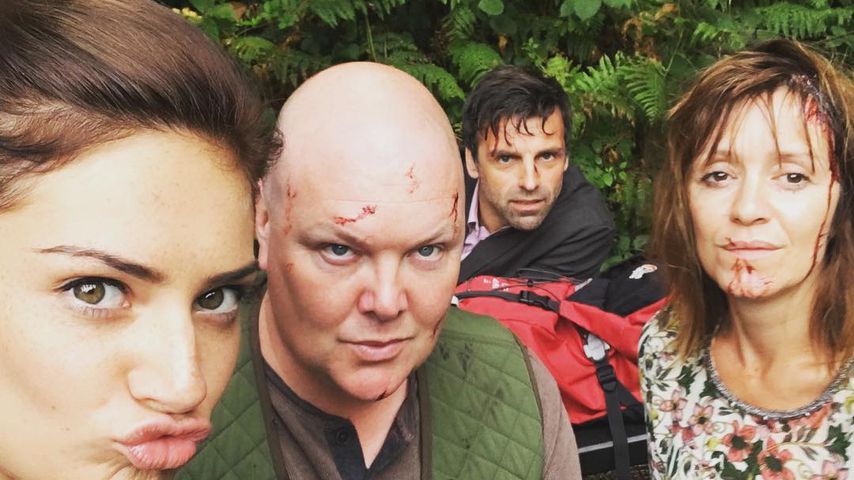 Isabel Hodgins mit dem Cast von "Emmerdale"