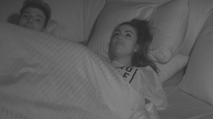 Jan Sokolowsky und Elena Miras im Bett