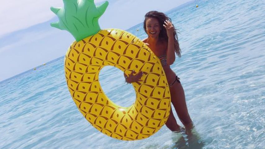 Janina Uhse posiert im Ibiza-Urlaub mit einer aufblasbaren Ananas