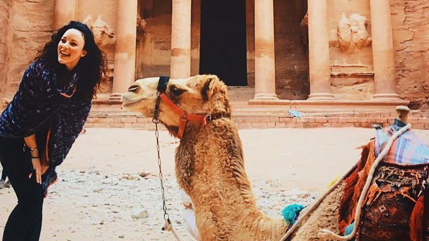 Jasmin Wagner mit einem Kamel in der Wüstenstadt Petra