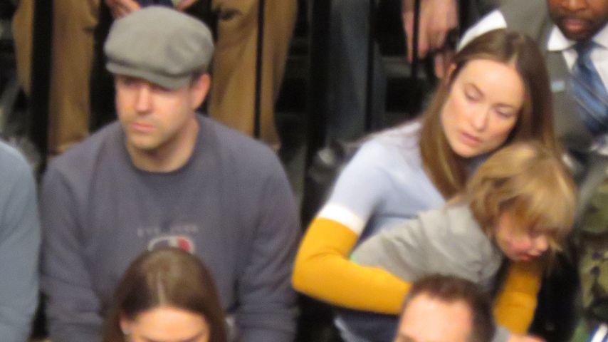 Jason Sudeikis, Sohn Otis und Olivia Wilde beim Basketball-Spiel in New York