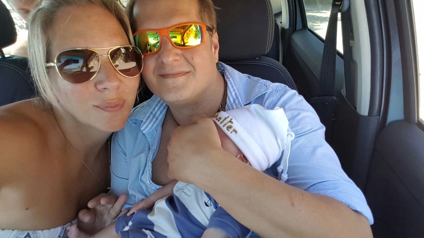 Jens Büchner mit Daniela Karabas und einem Zwilling