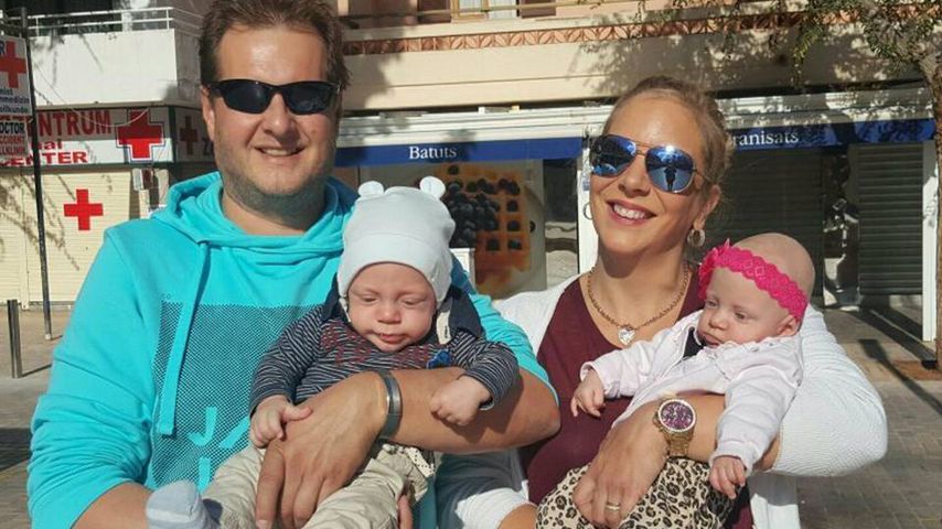 Jens Büchner und seine Verlobte Daniela mit den gemeinsamen Zwillingen im November 2016