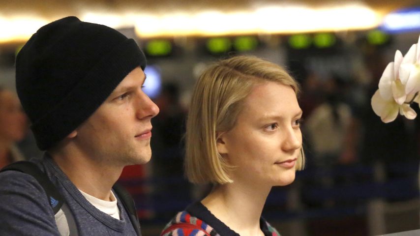 Jesse Eisenberg und Mia Wasikowska