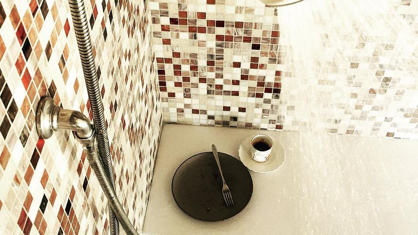 Jessica Biels Essen unter der Dusche