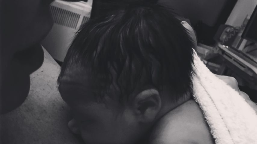 Joanne Beckham mit Baby auf dem Bauch