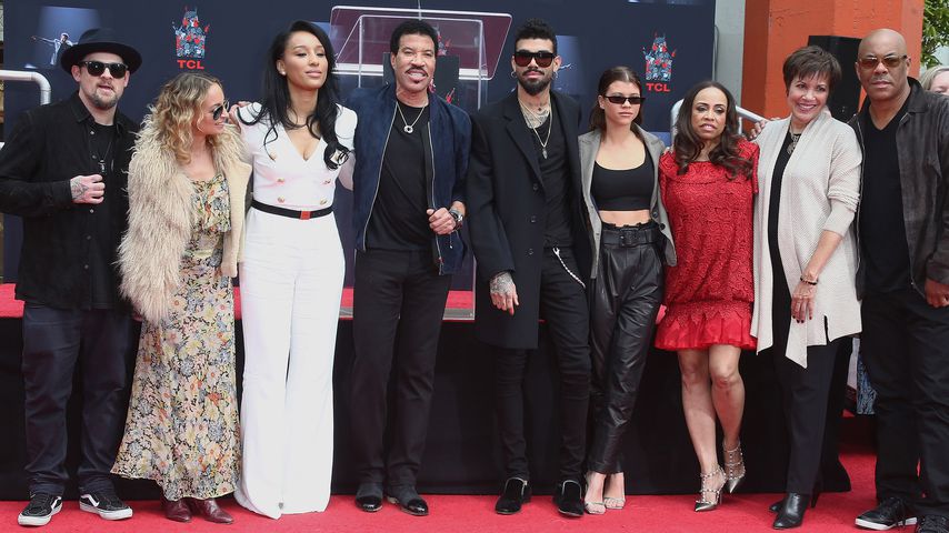 Lionel Richie (4.v.l.) mit seiner Familie auf dem Hollywood Boulevard