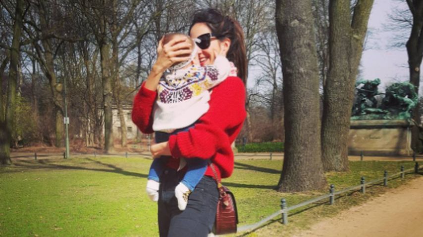 Johanna Klum mit ihrer Tochter im Park