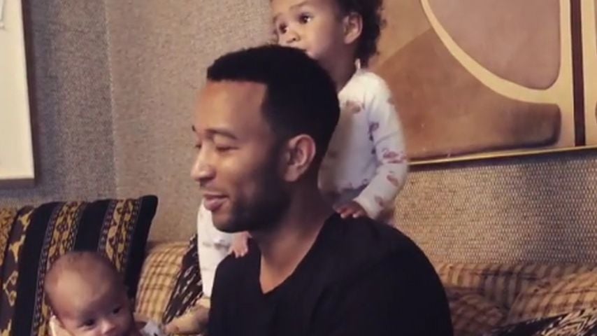 Papa-Allround-Talent: John Legend hat alle Hände voll zu tun