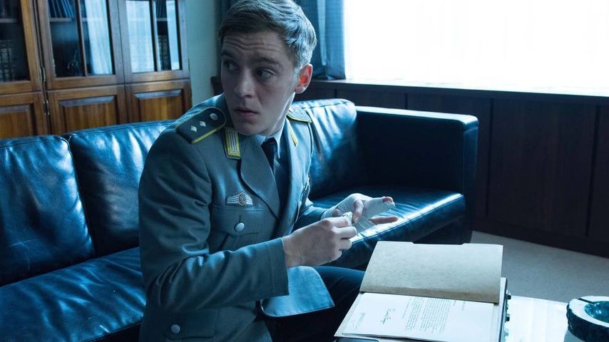 Jonas Nay als Martin Koch beim Spionieren