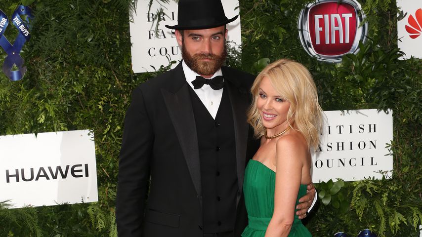 Joshua Sasse und Kylie Minogue