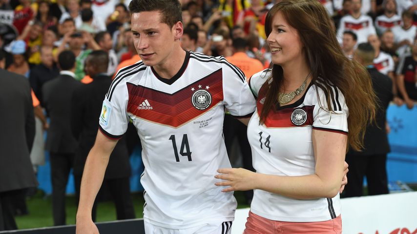 Julian Draxler mit seiner Freundin Lena nach dem Finale der WM 2014 in Rio de Janeiro
