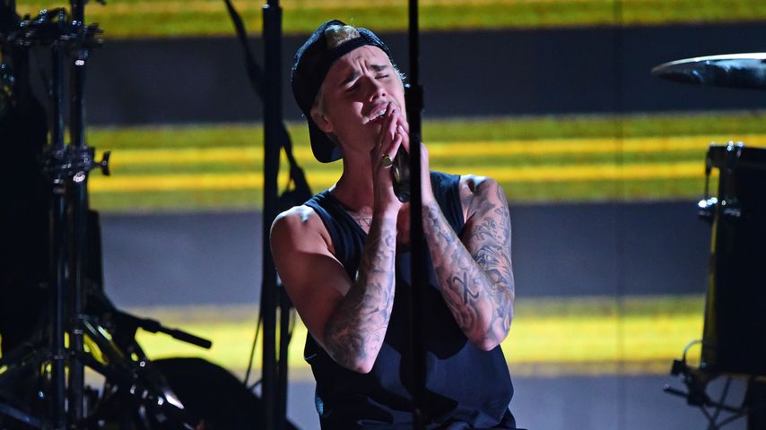 Justin Bieber betend bei den Grammy Awards 2016