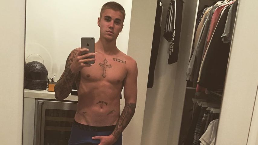 Justin Bieber vor dem Spiegel