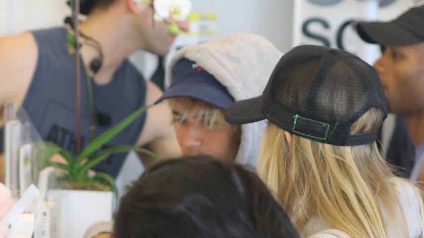 Justin Bieber neben Baskin Champion in einem Fitnesscenter
