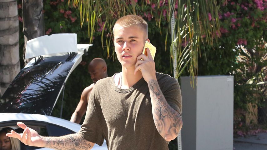 Justin Bieber telefonierend in Los Angeles
