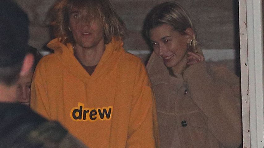 Hier schlurfen Justin & Hailey als Jogginghosenduo in Kirche