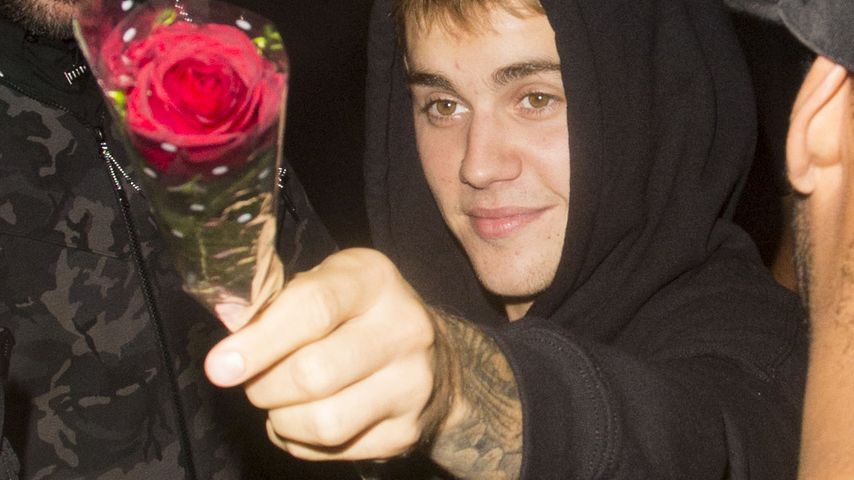 Justin Bieber mit Rosen vor dem Tape Club in London