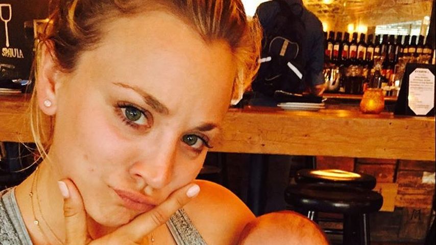 Schauspielerin Kaley Cuoco mit ihrem Patenkind