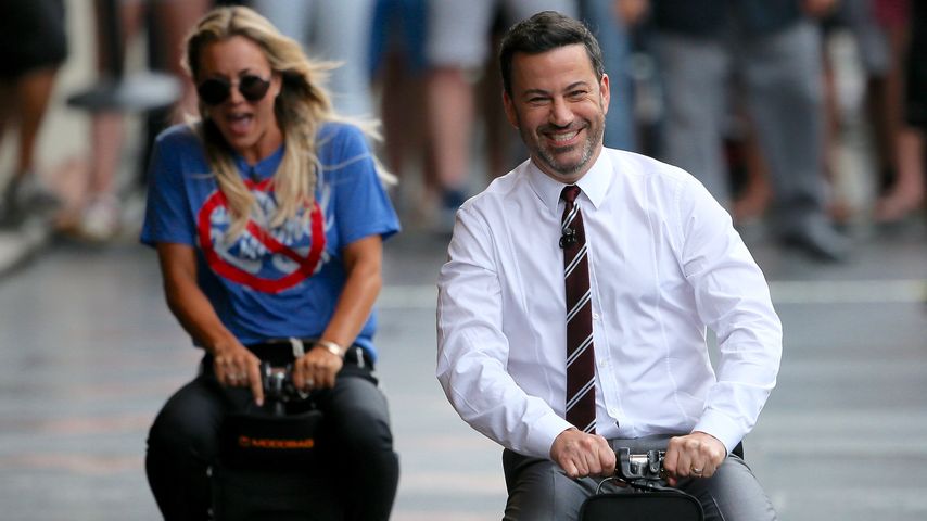 Kaley Cuoco und Jimmy Kimmel beim Wettrennen auf Koffern