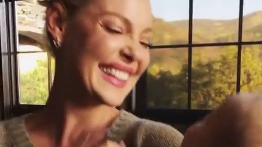 Zuckersüß! Katherine Heigl tanzt mit Baby Joshua!
