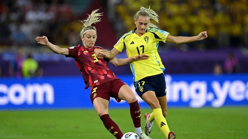 Kathrin Hendrich und Ellen Wangerheim bei der Fußball-EM der Frauen im Juli 2025 in Zürich