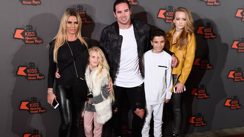 Katie Price mit Princess Tiaamii, Kieran Hayler, Junior Andre und einer Freundin in London